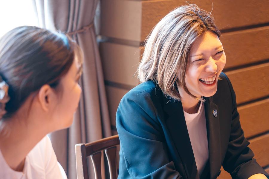 笑顔で話すZIONEのスタッフ