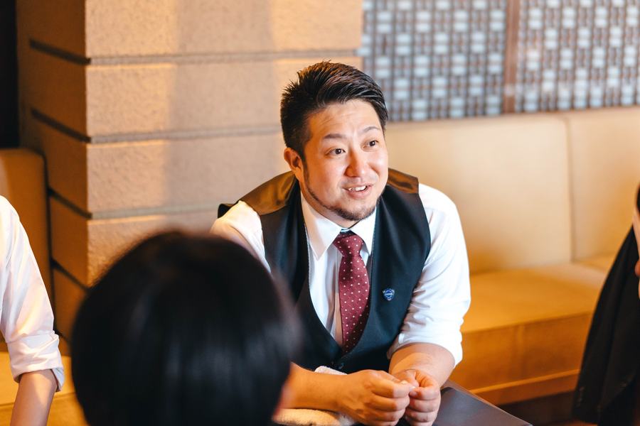 ミーティングで話すZIONEのスタッフ