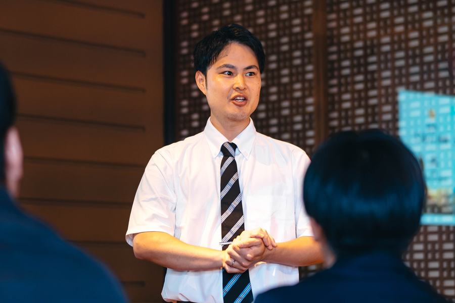 発言するZIONEのスタッフ