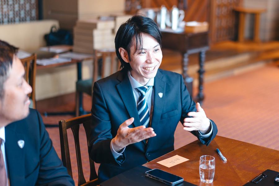 身振りを交えて話すZIONEのスタッフ