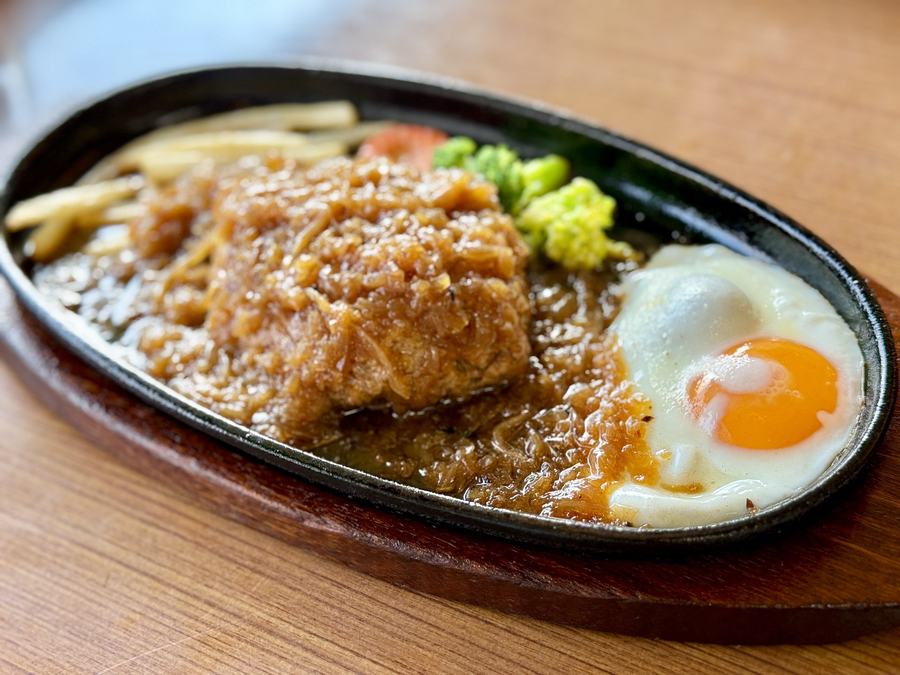 鉄板にのったハンバーグと目玉焼き